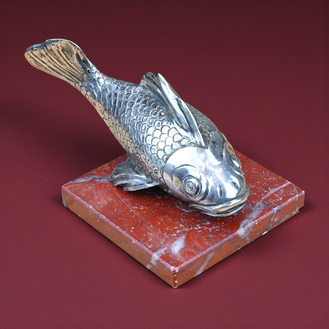 Poisson en Argent sur Socle en Marbre Rouge - XXe siècle